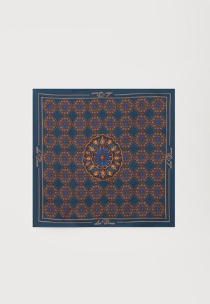 Quadratischer marineblauer Schal mit wiederkehrenden kreisförmigen orange-blauen Blumenmustern und "Les Deux" Schrift in den Ecken und am Mittelrand.