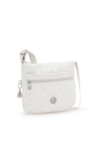 Vit axelväska med blommigt präglat mönster, zippered framficka, justerbar rem och en liten charmdetalj. Slät yta.