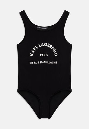 Schwarze Einteiler-Badeanzug mit einem Rundhalsausschnitt und hochgeschnittenen Beinen. Weiße Schriftzüge mit "KARL LAGERFELD PARIS 21 RUE ST-GUILLAUME." Glatte Textur.