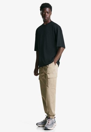 JOGGERS - Oldalzsebes nadrágok - camel