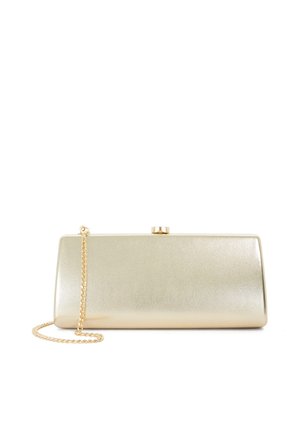 Pochette rectangulaire métallique dorée avec une bandoulière chaîne dorée et une petite fermeture ronde sur le dessus.