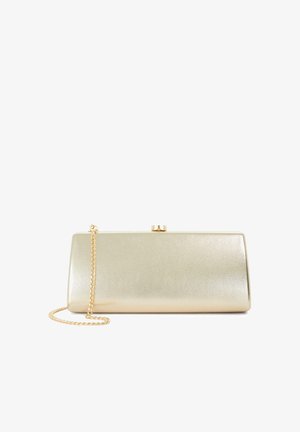 Rechthoekige metallic gouden clutch tas met een gouden kettingriem en een kleine ronde sluiting bovenop.
