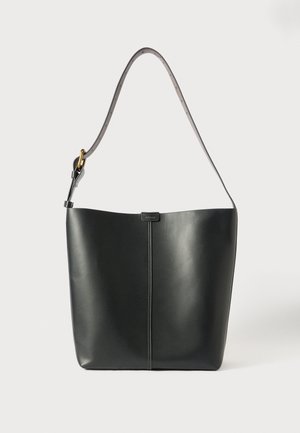 Borsa a spalla in pelle nera con una texture liscia, corpo ampio e una singola tracolla con accento in metallo dorato.