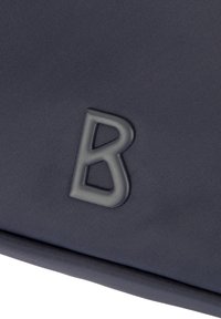 Borsa blu navy in tessuto strutturato con logo "B" grigio in rilievo. Il design è elegante con cuciture visibili lungo i bordi.
