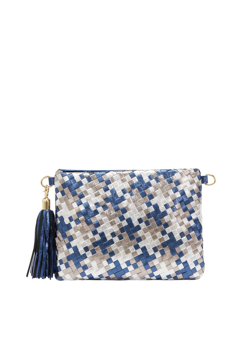 Tkaninowa saszetka w kolorach niebieskim, srebrnym i białym z teksturowaną powierzchnią. Posiada czarny frędzel i złote wykończenia. Prostokątny kształt.