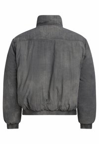 Grå polstret jakke med høj krave, elastiske manchetter og kant. Materialet har en struktureret, let skinnende finish med et afdæmpet mønster.