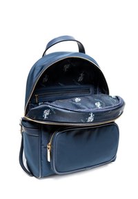 Marinblå ryggsäck av slät nylon med en dragkedjehuvudfack, framlomme och mönstrad inredning.