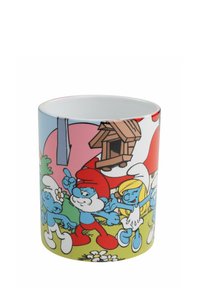 Tazza in ceramica con un design colorato dei Puffi, prevalentemente blu, con accenti di rosso, giallo e verde. Texture liscia.