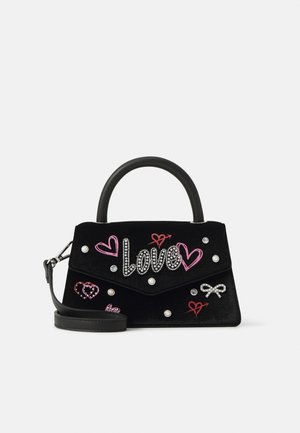 Zwarte suède handtas met een bovenhandvat en een afneembare schouderband, versierd met 'Love' in rhinestones en kleurrijke hartborduring, parels en strikken.
