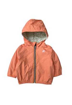 Giubbotto con cappuccio color pesca per bambini con cerniera frontale, fodera interna a strisce verdi, polsini elastici e piccolo logo bianco sul petto.