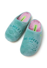 Chaussons en peluche vert menthe avec des intérieurs roses, arborant le texte "ANTI BURPEES Club" et un graphisme de concombre au style cartoon. Design doux et arrondi.