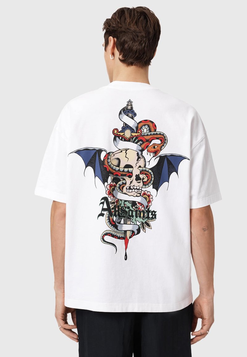 Λευκό βαμβακερό t-shirt με μεγάλο πολύχρωμο σχ έδιο στην πλάτη, που απεικονίζει ένα κρανίο, φίδια και φτερά νυχτερίδας με ανθισμένες λεπτομέρειες.