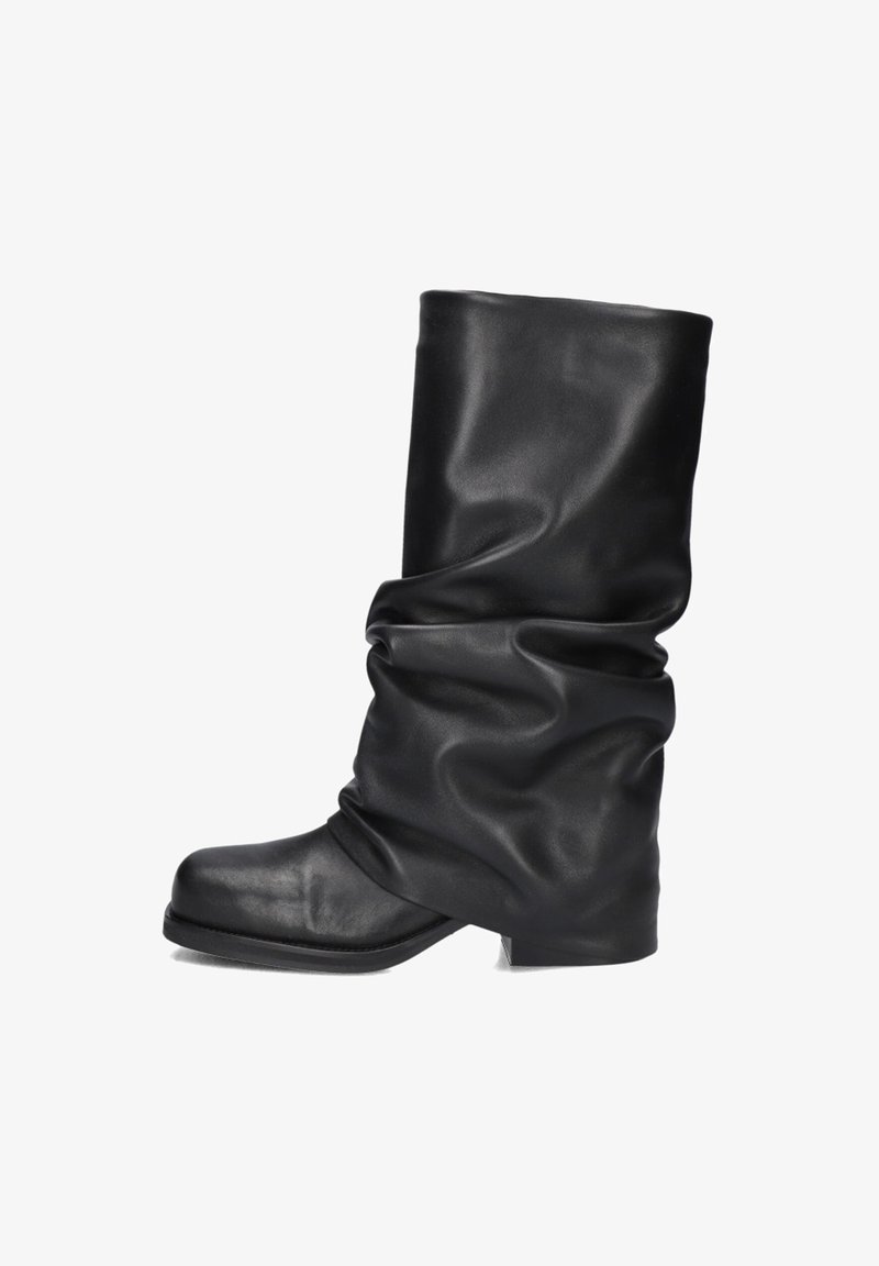 Zwarte leren laars met een slonzig ontwerp, ronde neus en lage blokhak. Het oppervlak lijkt glad met subtiele textuurdetails.