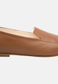 Mocassini in pelle marrone, slip-on, con una texture liscia, design minimalista, tacco basso e punta arrotondata. Interno beige.
