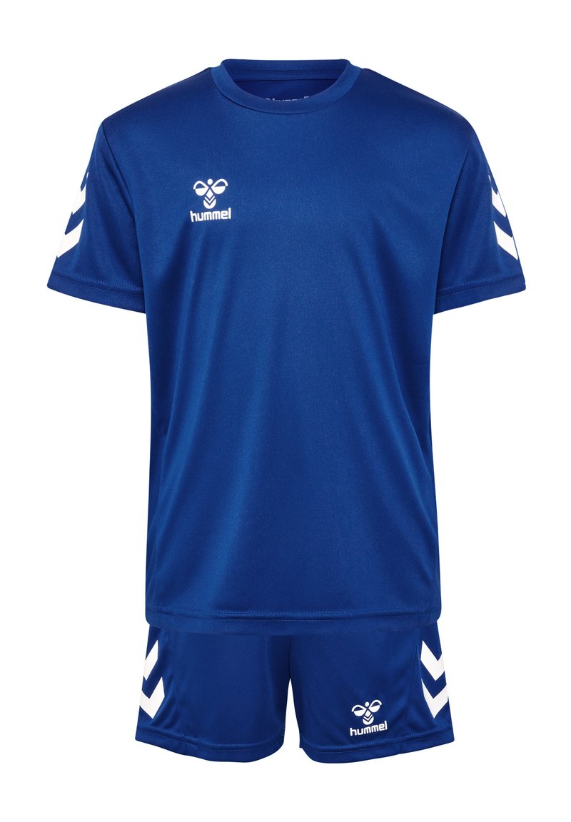 Conjunto de uniforme deportivo azul con camiseta de manga corta y pantalones cortos. Fabricado con tejido suave que presenta un logo blanco y un diseño de flecha en las mangas.