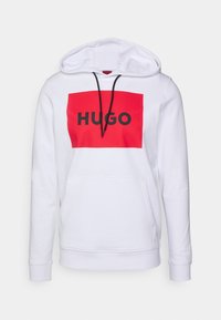 Sweat à capuche blanc avec un graphique rectangulaire rouge présentant "HUGO" en lettres noires et en gras. Comprend une capuche avec cordon de serrage et une poche kangourou.