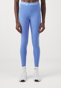 Svijetloplave Nike Pro tajice s prilagođenim dizajnom i bijelim pojasom na kojem se nalazi naziv brenda. Glatka tekstura, idealno za sportsku odjeću.