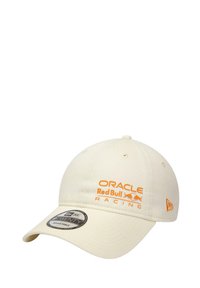 Jasno-beżowa czapka bejsbolowa z zakrzywionym daszkiem. Posiada pomarańczowe haftowane logo "Oracle Red Bull Racing" oraz regulowany pasek.