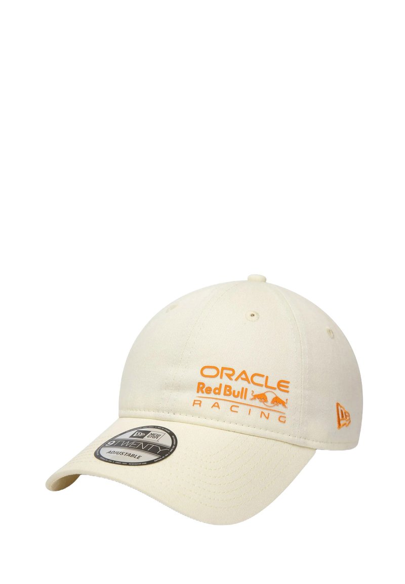 Jasno-beżowa czapka bejsbolowa z zakrzywionym daszkiem. Posiada pomarańczowe haftowane logo "Oracle Red Bull Racing" oraz regulowany pasek.