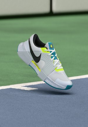 Nike Performance, ZOOM GP CHALLENGE 1.5 - Тенис обувки за всякакви повърхности - white/black/volt/energy