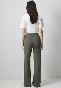 Non sélectionné, khaki