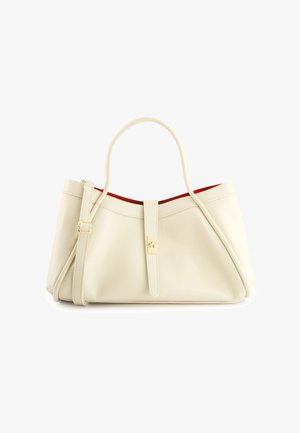 Kremowa skórzana torba na ramię o gładkiej fakturze, z podwójnymi uchwytami i złotymi elementami. Posiada czerwoną podszewkę wewnętrzną oraz centralny pasek do zapięcia.