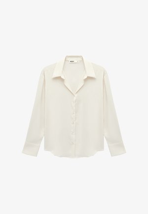 Camicia bianca a maniche lunghe con bottoni, colletto ampio e polsini, mostrata distesa su uno sfondo bianco.