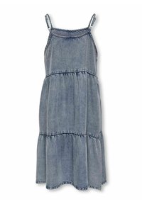 Denim kleita ar plānām siksnām, kārtojuma dizains un gaiši zila krāsa. Ieskaitot savilkto jostu un neapstrādātus apakšmalas akcentus.