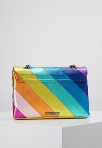 Mønstret crossbody taske i syntetisk læder med diagonale striber i nuancer af pink, orange, gul, grøn, blå og lilla. Metalfinish, kædestaske.