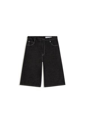Zwarte denim kniebroek met voorkantzakken, knoopsluiting en zichtbare witte stiksels, plat gelegd op een witte achtergrond.