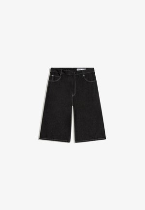 Shorts en denim noir longueur genou avec poches avant, fermeture par bouton et coutures blanches apparentes, étalés à plat sur un fond blanc.