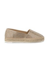 Zapato de esparto beige con adornos de strass, suela envuelta en yute y punta redondeada. Textura suave, diseño sin cierre.