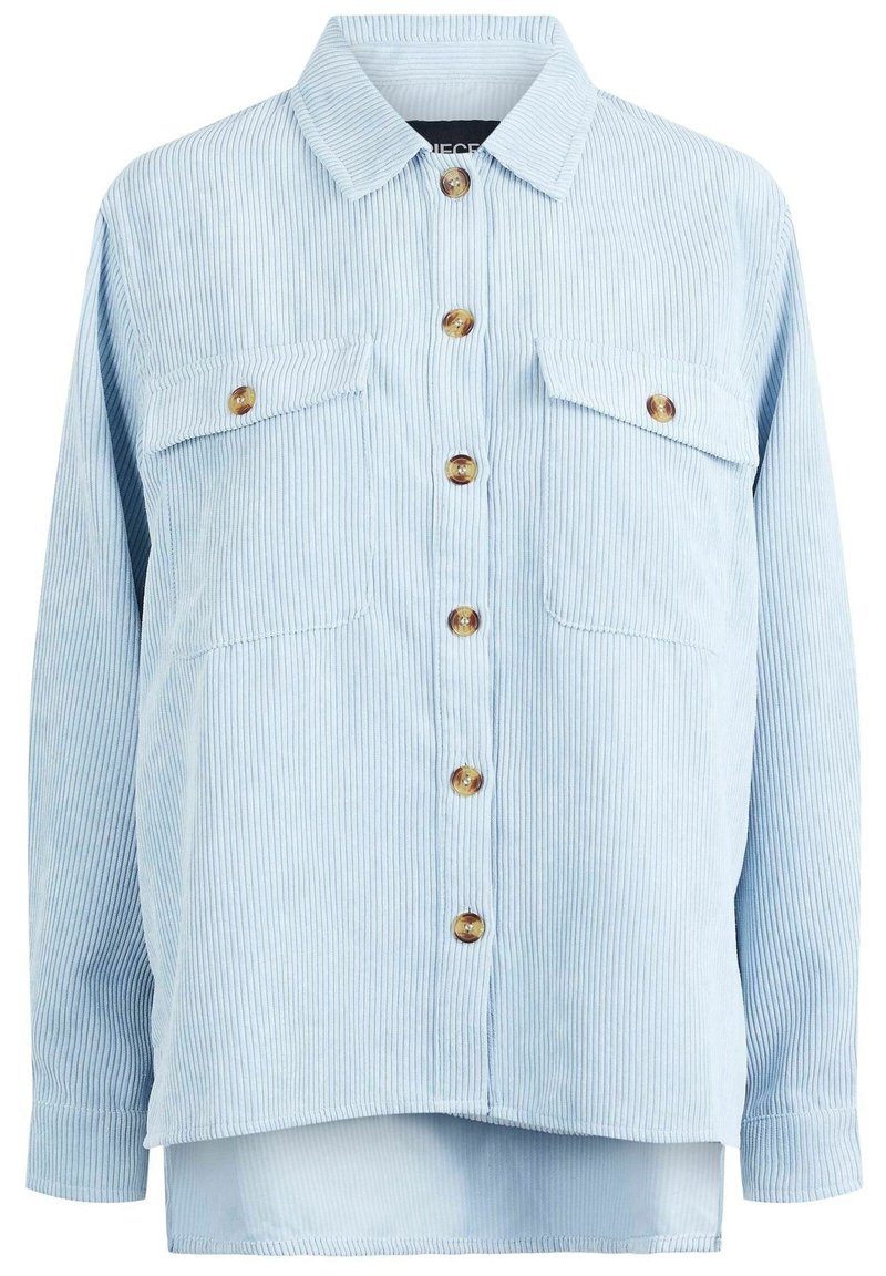 Vaaleansininen corduroypaita, jossa on napitettava etuosa, kaksi rintataskua ja puunappeja. Ominaisuuksiin kuuluvat pitkät hihat ja hieman kaareva helma.