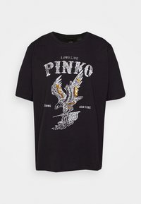 Černé bavlněné tričko s grafickým potiskem orla v bílé a zlaté barvě, na kterém je text "DLOUHÝ ŽIVOT PINKO" a "SILNÝ A SVOBODNÝ."