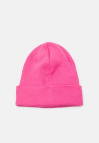 Gorro de punto rosa con doblez, que presenta una textura suave y un diseño de parte superior redondeada.