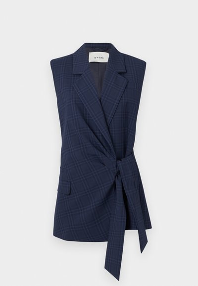Blazer sin mangas de cuadros en navy con cinturón a la cintura, solapas de muesca y un bolsillo. Tela suave, ajuste entallado. Etiqueta: IVY OAK.