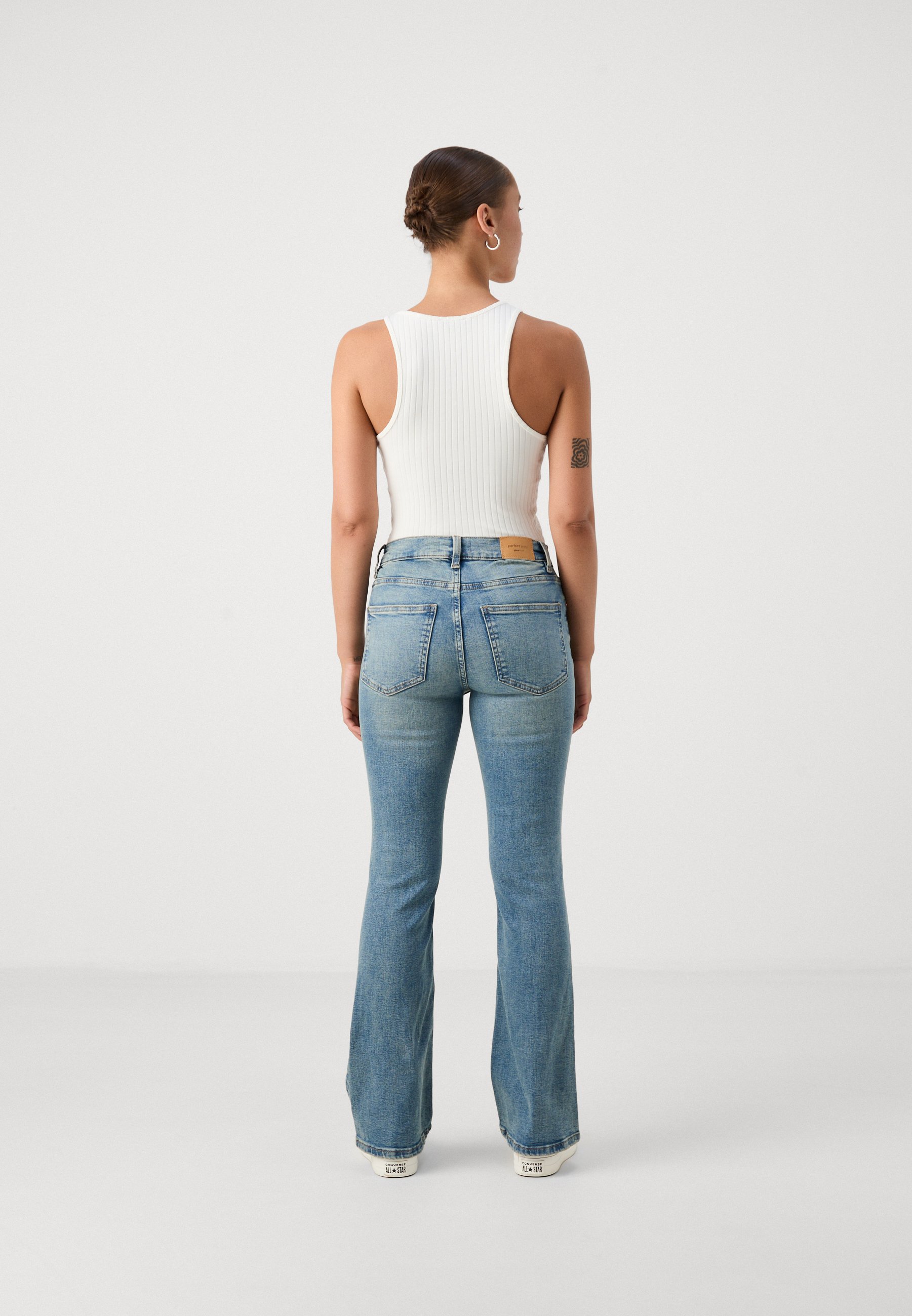 Gina Tricot Petite LOW WAIST - Flared Jeans - light tinted blue/blauw -  Zalando.nl