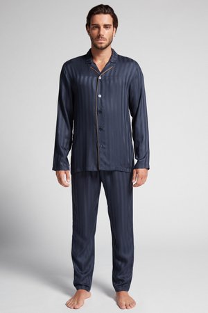 Navy Satin-Pyjama-Set mit vertikalen Streifen, knöpfbarem Hemd mit Kragen und passenden Hosen mit elastischen Bündchen.
