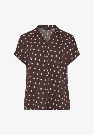 Camisa marrón de manga corta con botones y lunares blancos y cuello clásico, mostrada sobre un fondo blanco.