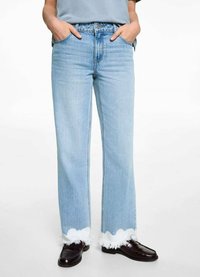 Ljusblå vida jeans med fransade vita fållar, fem fickor och bälteshällor. Bärs med mörkbruna loafers.