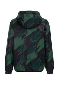 Lehká bunda s kapucí s černým základem a zeleným abstraktním maskovacím vzorem, elastickými manžetami a staženým lemem pro lepší přizpůsobení.