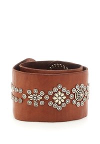 Cintura in pelle marrone con decorazioni floreali in tono argento, caratterizzata da accenti circolari e dettagli borchiati. Texture liscia, design più ampio.