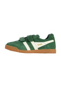 Grønne ruskindsneakers med hvide striber, to velcrolukninger og en gummiranoled. Har brandlogo i guld på siden.