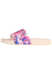 Slide-sandaal met een abstract patroon in roze, blauw en wit. Zachte rubberen voetbed, gestructureerde zool en een brede band over de bovenkant.