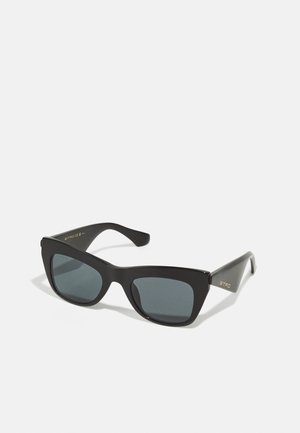 Occhiali da sole neri con forma rettangolare, finitura opaca, lenti grigie e accenti del logo dorati sulle tempie.