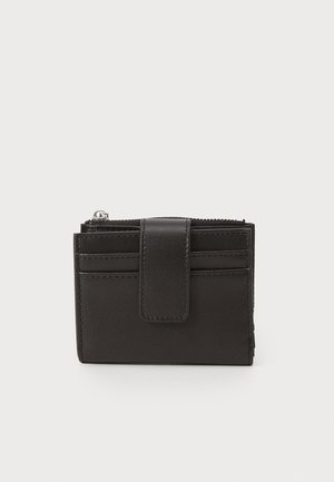 Sort læder pung med en lynlåslomme, flere kortslots og en magnetisk lukning. Glat tekstur og kompakt design.