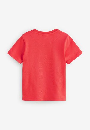 Camiseta de manga corta roja hecha de algodón; presenta un escote redondo y una textura suave sin patrones ni acentos adicionales.