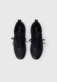 Μαύρα αθλητικά παπούτσια με απαλή και υφασμάτινη επένδυση, επίπεδες κορδόνες και λευκή σόλα. Διαθέτουν διακριτική σήμανση στη σόλα.