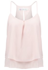 Top sans manches rose clair en tissu doux, avec un détail en trou de serrure à l'avant et un design en couches avec un dos légèrement plus long.