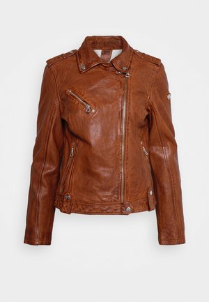 Veste de motard en cuir marron avec fermeture éclair frontale asymétrique, poches zippées, boutons-pression au col et à l'ourlet, et épaulettes.